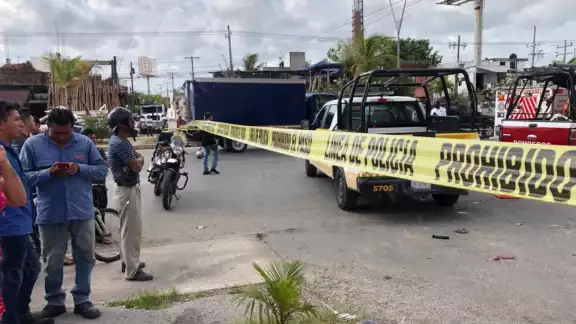 Elementos policiacos y bomberos acudieron al sitio del accidente para tratar de rescatar al conductor que quedó atrapdo dentro de su coche en Cancún