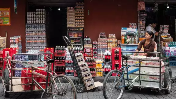 Una lata de refresco tiene el equivalente a 10 cucharaditas de azúcar (Cuartoscuro) Una lata de refresco tiene el equivalente a 10 cucharaditas de azúcar (Cuartoscuro)