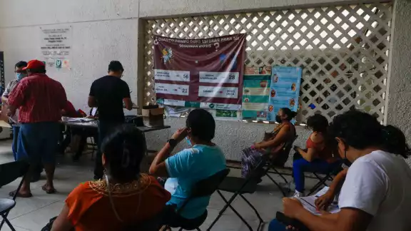 Poco a poco más personas acuden a los centros fijos de vacunación instalados por la SSY en varios puntos de la ciudad de Mérida Poco a poco más personas acuden a los centros fijos de vacunación instalados por la SSY en varios puntos de la ciudad de Mérida