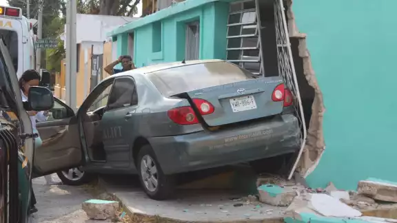 El conductor derribó el muro de la casa de su vecino en Mérida El conductor derribó el muro de la casa de su vecino en Mérida