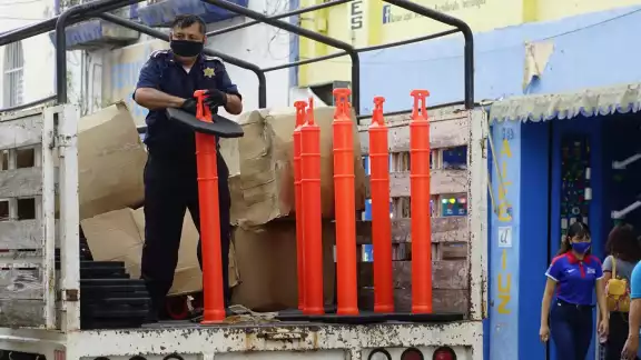 Con postes naranjas, protegen los límites de carga