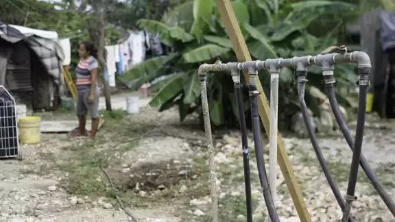 Pese a que algunos pagan, otros vecinos  han decido "colgarse" de algún punto para no dejar de tener el vital líquido.