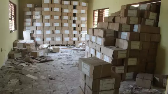 Los 7 mil 200 libros se encuentran arrumbados en una bodega en Nicolás Bravo Los 7 mil 200 libros se encuentran arrumbados en una bodega en Nicolás Bravo