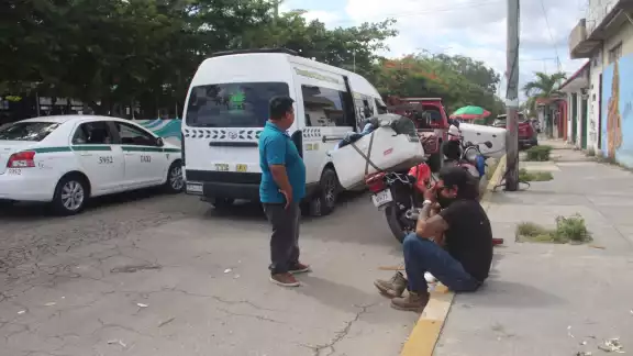 A consecuencia del percance el repartidor cayó al pavimento junto con su motocicleta A consecuencia del percance el repartidor cayó al pavimento junto con su motocicleta