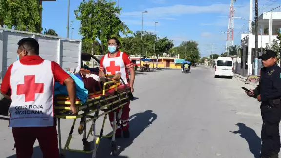 El hombre fue atendido por paramédicos y trasladado a un hospital El hombre fue atendido por paramédicos y trasladado a un hospital