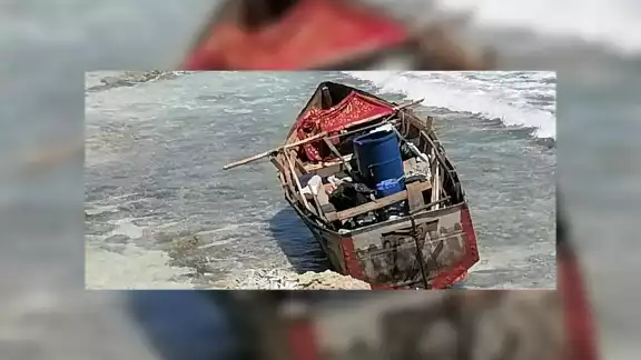 La embarcación en la que venían los migrantes quedó abandonada frente al fraccionamiento Fovissste de Isla Mujeres La embarcación en la que venían los migrantes quedó abandonada frente al fraccionamiento Fovissste de Isla Mujeres
