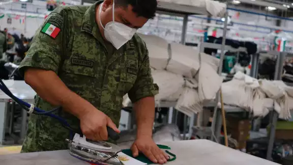 128 trabajadores de las fuerzas armadas trabajan en el taller de confección de Sedena (Archivo Cuartoscuro)