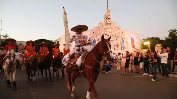Paseo de Montejo se vio lleno por caballos la tarde de este jueves Paseo de Montejo se vio lleno por caballos la tarde de este jueves