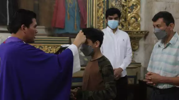 La cruz de ceniza representa el inicio de la cuaresma La cruz de ceniza representa el inicio de la cuaresma