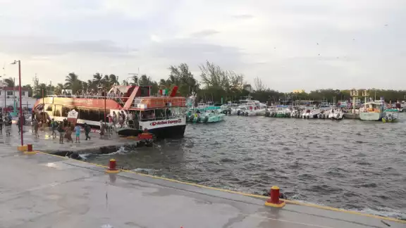 Debido a la falta de una red de drenaje pluvial, las lluvias convierten a la isla en una gran laguna, donde cruzar las calles se convierte en toda una aventura.