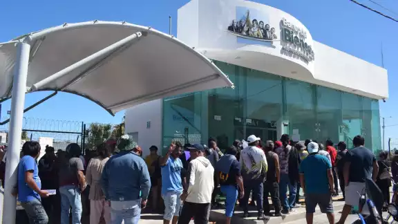 Los pescadores llegaron desde la noche del martes para hacer fila en el banco del Bienestar Los pescadores llegaron desde la noche del martes para hacer fila en el banco del Bienestar