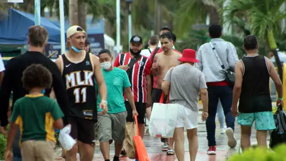 Algunos turistas que se paseaban por la Zona Hotelera de Cancún portaban mal el cubrebocas, pese a la amenaza de ómicron Algunos turistas que se paseaban por la Zona Hotelera de Cancún portaban mal el cubrebocas, pese a la amenaza de ómicron