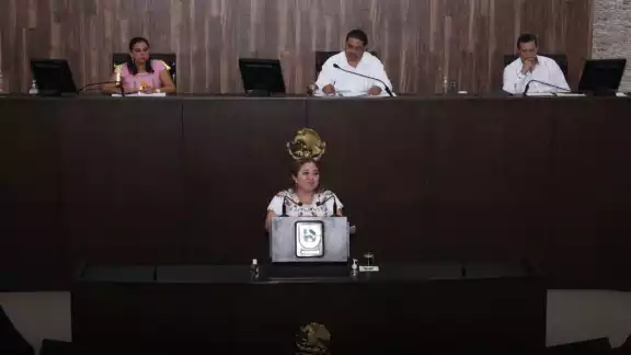 La diputada de Morena lamentó que la Bandera de Yucatán no pueda usarse en eventos oficiales, pero si en campañas políticas