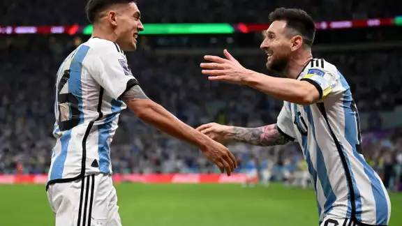 Messi celebra el gol, pues sabe que su genialidad tuvo mucho que ver. Foto: Especial