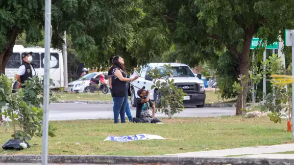Por varias horas se intentó convencer a la mujer que se bajara de la torre de alta tensión Por varias horas se intentó convencer a la mujer que se bajara de la torre de alta tensión
