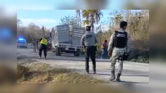 El vehículo volcado en José María Morelos es de propiedad de una compañía privada, que tiene una obra en la carretera rumbo a la comunidad de Polyuc El vehículo volcado en José María Morelos es de propiedad de una compañía privada, que tiene una obra en la carretera rumbo a la comunidad de Polyuc
