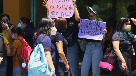 Estudiantes de la Prepa 2 opinan que el uso de la prenda larga es obsoleto, actualmente en 2022.