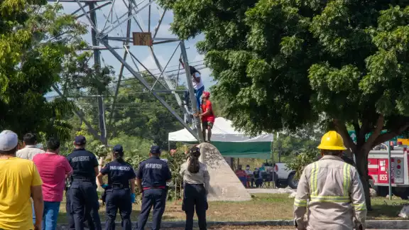 Integrantes del grupo de rescate hicieron todo lo posible para
evitar la caída desde casi 40 metros de altura de la joven ayer.