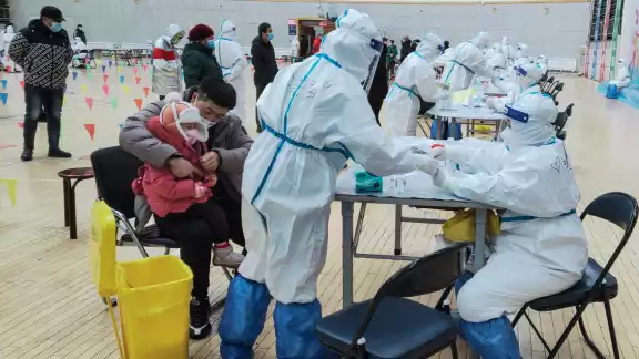 Las cifras de vacunación en las cerca de mil 200 millones de personas que viven en África son magras, por un acceso limitado a las dosis