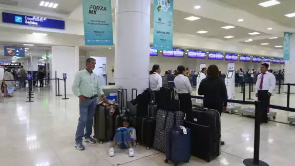 l padre de familia, cansado de esperar la salida de su esposa e hija del hotel en el que se hospedaron, abordó una unidad y ésta arrancó, sin percatarse que ellas se quedaron. l padre de familia, cansado de esperar la salida de su esposa e hija del hotel en el que se hospedaron, abordó una unidad y ésta arrancó, sin percatarse que ellas se quedaron.