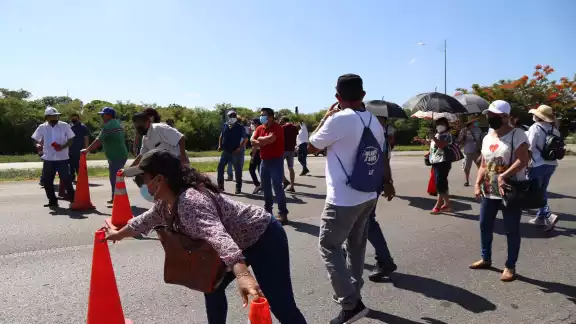 El Periférico de Mérida se encuentra cerrado debido a la protesta de trabajadores del estado