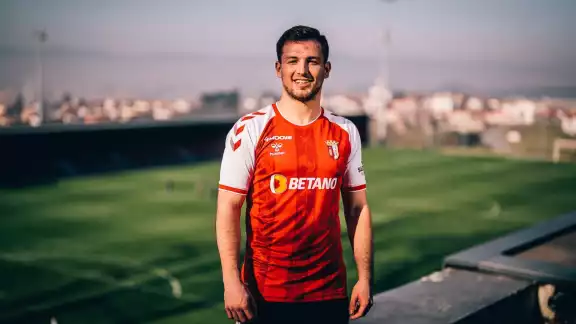 El conjunto de Portugal le dio la bienvenida al futbolista que hace unos días dejó al Lille