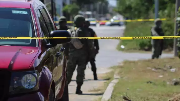 Vecinos reportaron el vehículo desconocido por lo que las autoridades llegaron al lugar para las indagatorias