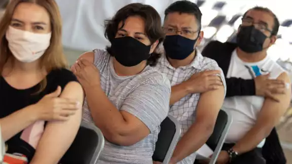 Pacientes reciben dosis de la vacuna anticovid