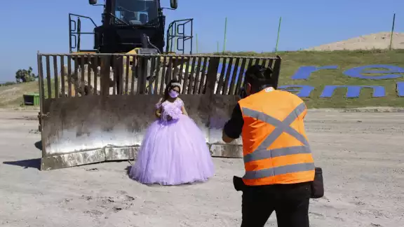 La decisión de querer realizar la sesión de fotos en un relleno sanitario fue porque su papá trabaja ahí La decisión de querer realizar la sesión de fotos en un relleno sanitario fue porque su papá trabaja ahí