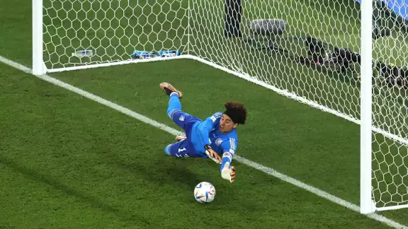 Martinoli le pone nuevo apodo a Memo Ochoa tras atajada a Lewandowski Martinoli le pone nuevo apodo a Memo Ochoa tras atajada a Lewandowski