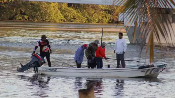 Al preguntar si ya habían acudido a presentar la denuncia que corresponde, el hombre de mar aseguró que “eso es inútil Al preguntar si ya habían acudido a presentar la denuncia que corresponde, el hombre de mar aseguró que “eso es inútil