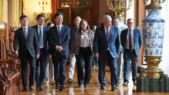 AMLO recibió al director general de Samsung en Palacio Nacional AMLO recibió al director general de Samsung en Palacio Nacional