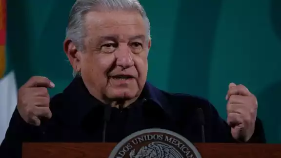 AMLO anunció que se aplicará la tercera dosis de la  vacuna contra el COVID-19 a todos los maestros y al personal de salud.