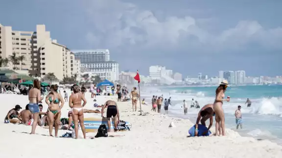 A pesar del aumento de contagios por COVID-19 en Quintana Roo , las playas lucen abarrotadas