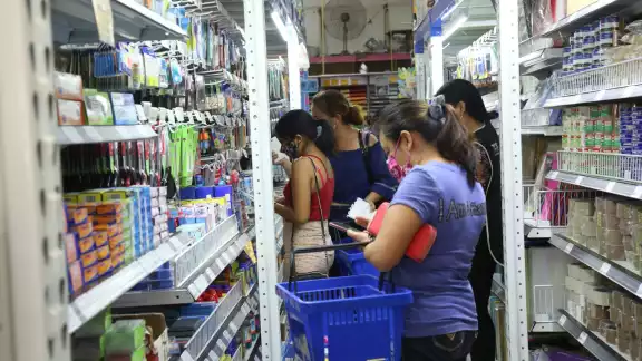 Padres de familia que hacían fila para entrar a comprar a una conocida papelería de la ciudad Padres de familia que hacían fila para entrar a comprar a una conocida papelería de la ciudad