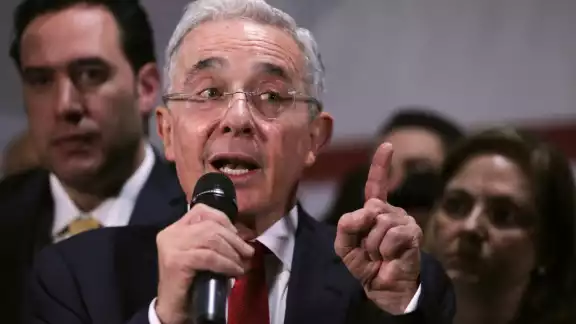 Álvaro Uribe fue puesto bajo arresto domiciliario por un juez (Reuters) Álvaro Uribe fue puesto bajo arresto domiciliario por un juez (Reuters)