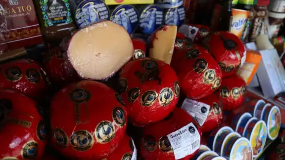 Es un queso fácil de ubicar por su forma redonda y empaquetado en color rojo