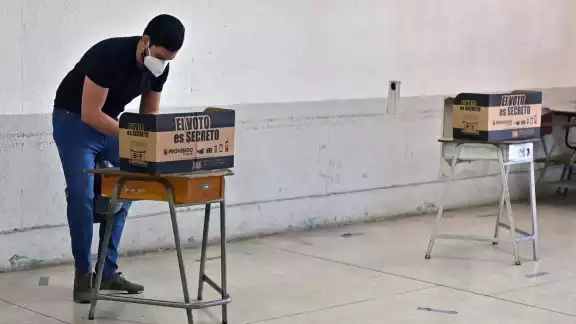 "Los costarricenses han salido a votar temprano", dijo la líder del TSE, Eugenia Zamora "Los costarricenses han salido a votar temprano", dijo la líder del TSE, Eugenia Zamora