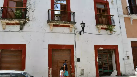 Hace unos días una fracción considerable de fachada cayó drásticamente en la vía pública, lo que causó asombro y temor entre los ciudadanos que pasaban Hace unos días una fracción considerable de fachada cayó drásticamente en la vía pública, lo que causó asombro y temor entre los ciudadanos que pasaban