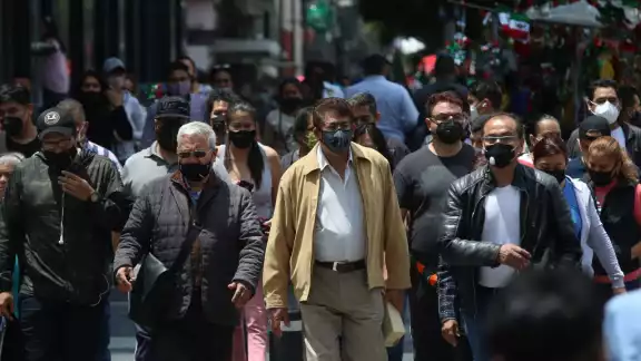 Personas usan cubrebocas en la vía pública en CDMX (Cuartoscuro)