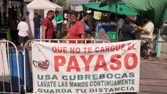En la entrada se colocó este peculiar aviso, pidiendo a los visitantes respetar las medidas sanitarias.