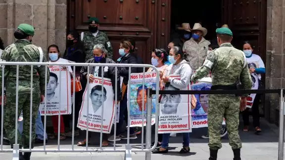 Padres de los 43 normalistas acuden a Palacio Nacional