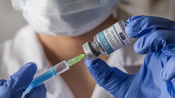 Vacuna anti-COVID19 se vende en farmacias de México