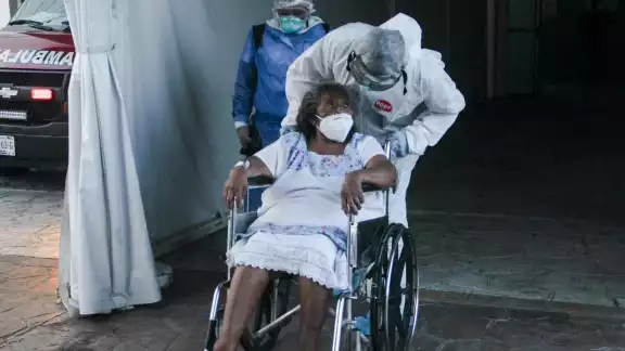 Doña Faustina se despidió del personal de hospital con una sonrisa