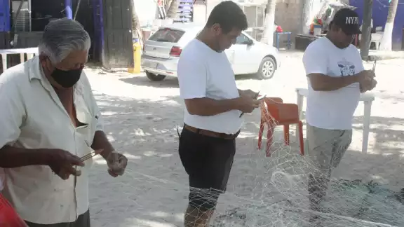 Los pescadores buscan la manera de llevar el pan a sus familias Los pescadores buscan la manera de llevar el pan a sus familias