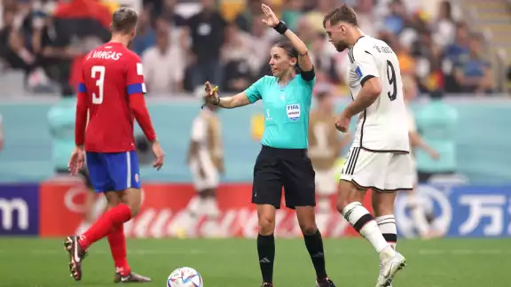 Este partido fue dirigido por primera vez por un árbitro mujer. Foto: especial