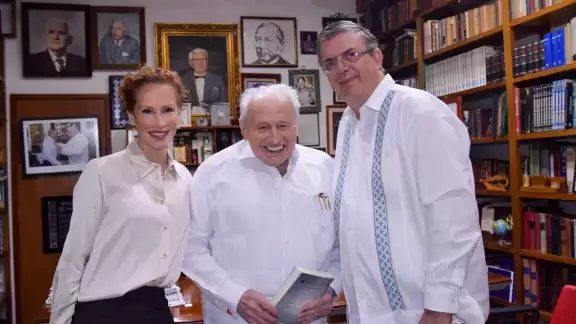 Marcelo Ebrard entregó una copia de su libro al Fundador y Director Honorario de Por Esto!, Mario Renato Menéndez Rodríguez, junto a la Directora General Alicia Menéndez Figueroa Marcelo Ebrard entregó una copia de su libro al Fundador y Director Honorario de Por Esto!, Mario Renato Menéndez Rodríguez, junto a la Directora General Alicia Menéndez Figueroa