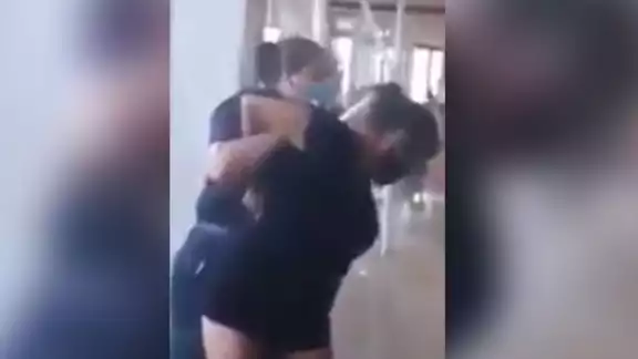 Los guardias de seguridad continuaron el enfrentamiento, agrediendo a todas las personas que se involucraban para defender a los afectados