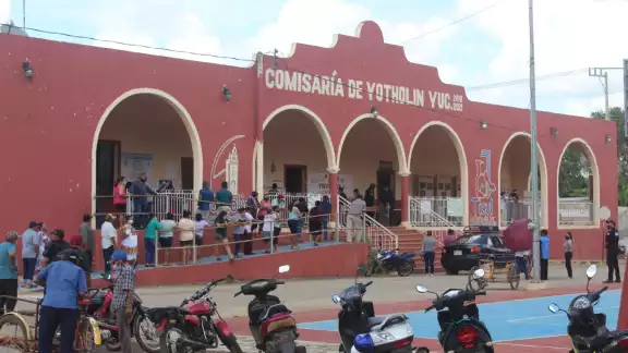 Las urnas fueron colocadas en la comisaría municipal, donde se formó una larga fila de votantes, además de la vigilancia policiaca pertinente para el caso Las urnas fueron colocadas en la comisaría municipal, donde se formó una larga fila de votantes, además de la vigilancia policiaca pertinente para el caso