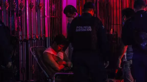 Elementos de la Policía Quintana Roo y paramédicos de una ambulancia privada, llegaron al auxilio Elementos de la Policía Quintana Roo y paramédicos de una ambulancia privada, llegaron al auxilio